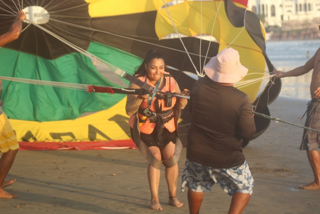 Persona preparandose para ascender en parasailing