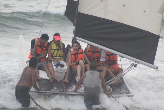 Paseo en barco tipo vela con amigos en Mazatlán