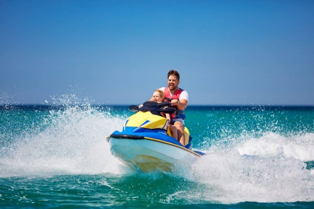 Conduce a máxima velocidad en la olas del Mar Caribe