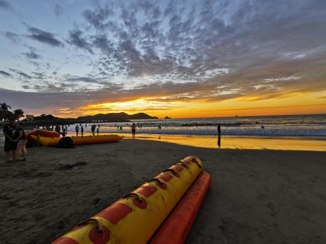 Atardecer en banana boat Playa Linda