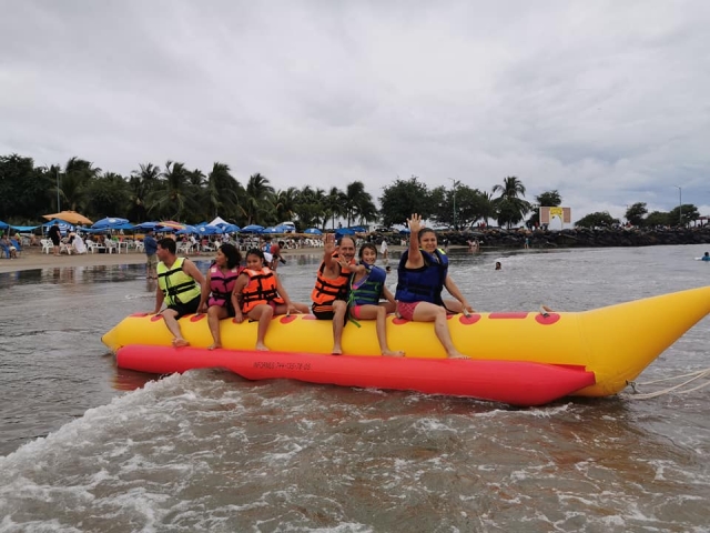 Familia en banana boat Ixtapa