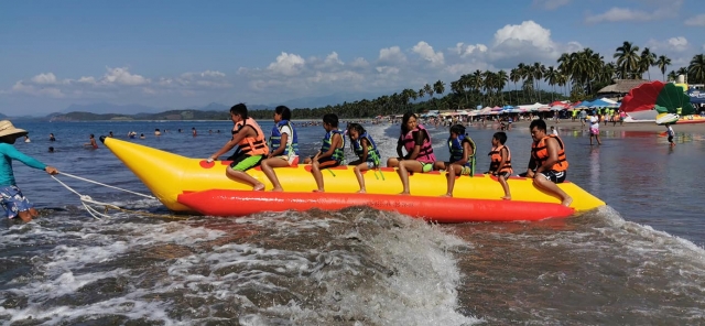 Ninos en banana boat Playa Linda