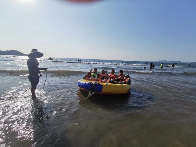 Amigos en sillón acuático Playa Linda Ixtapa