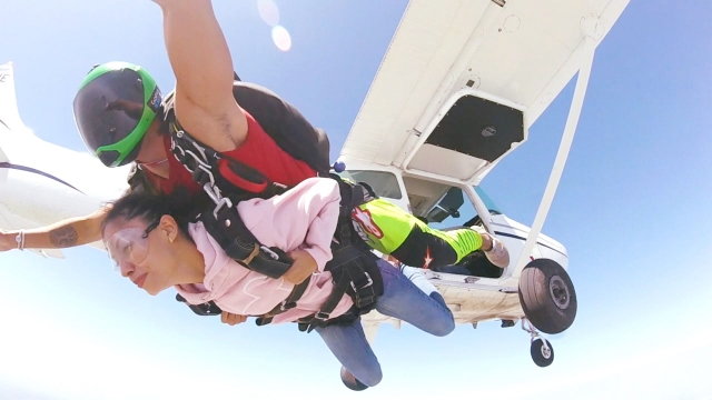Siente la adrenalina de dar un salto a más de 2 kilómetros de la tierra