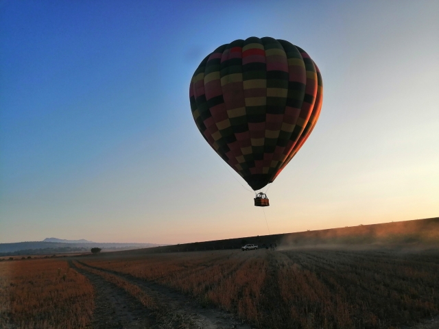 Amaneciendo sobre un globo