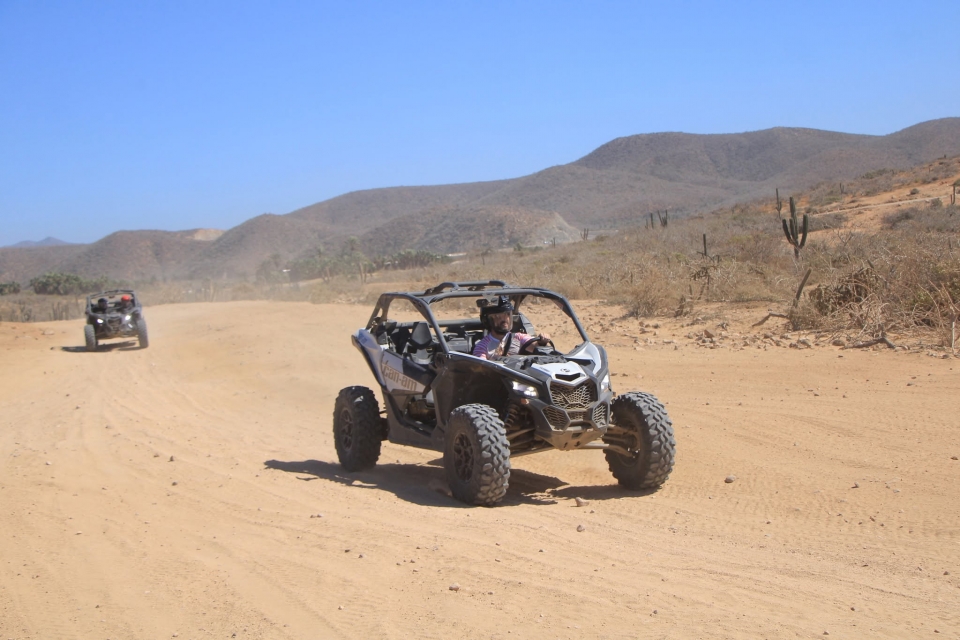 Conduciendo razer en desierto