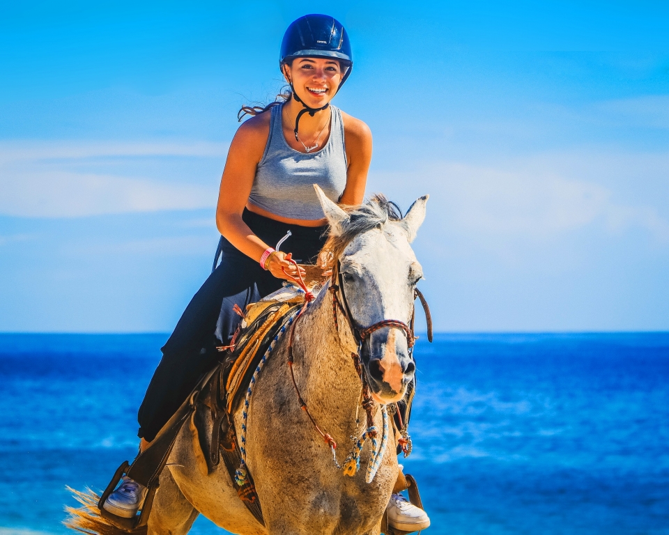 visita guiada a caballo por orilla del mar
