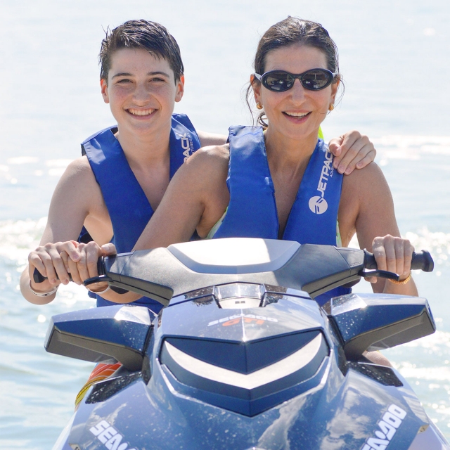 Ven en pareja a conducir un Waverunner