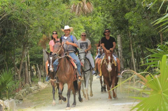 Grupo montando a caballo