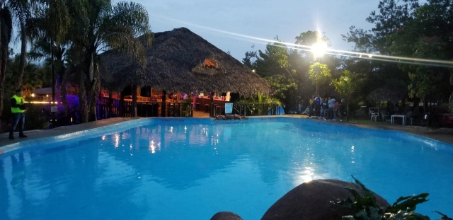 Piscina con palapa