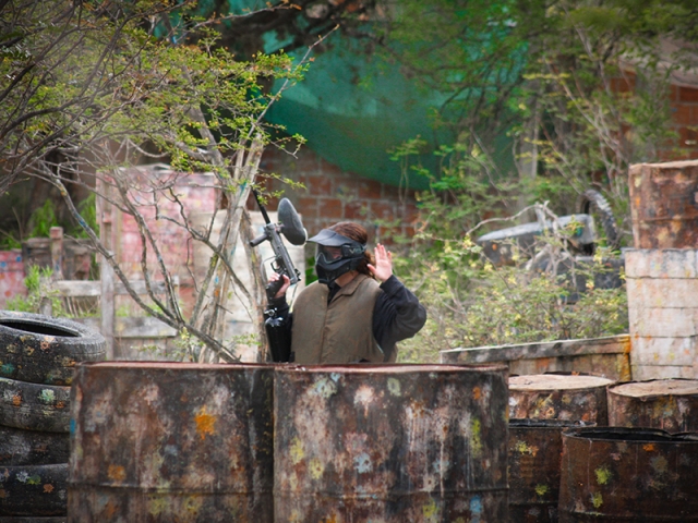 Jugando paintball Jugando paintball