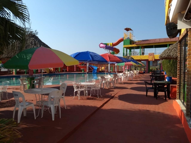 Mesas y zona de comida