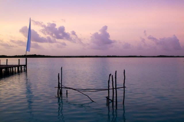 Puesta de sol sobre laguna