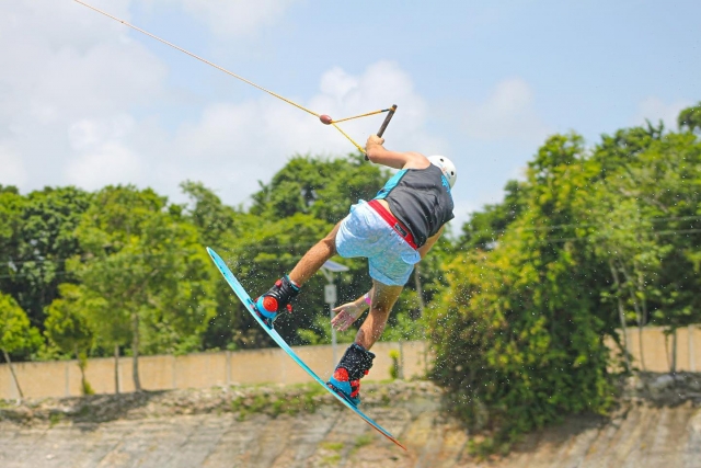 Chico practicando wakeboard