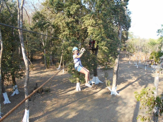 Volando en tirolina