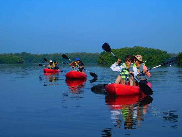 Remando en kayak en la laguna