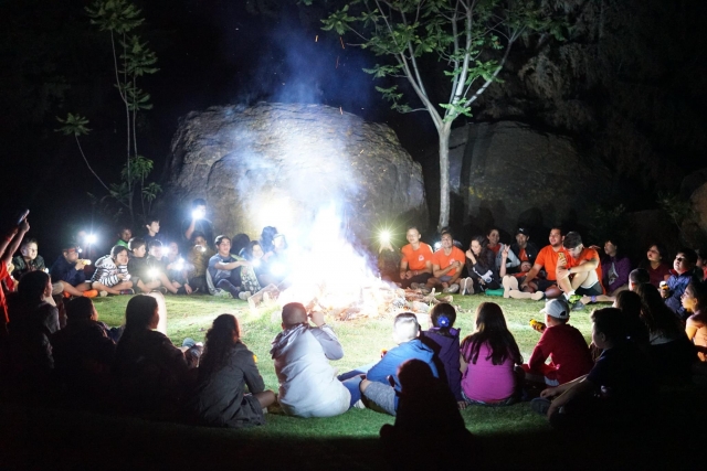 Conviviendo en la fogata