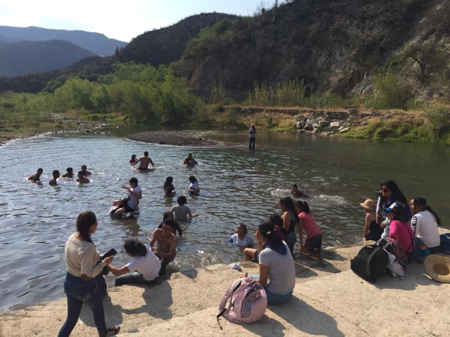 Refrescándonos en la laguna