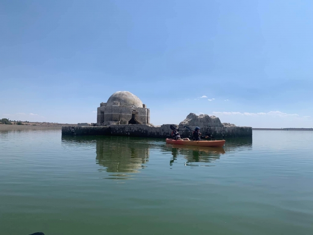 Paisaje con kayak e iglesia