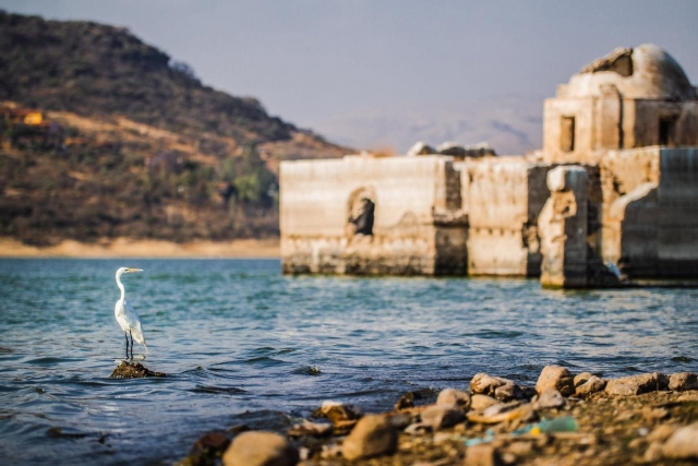 Pantano e iglesia antigua