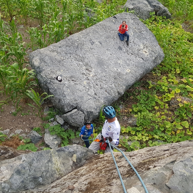 Practicando rappel e roca natural