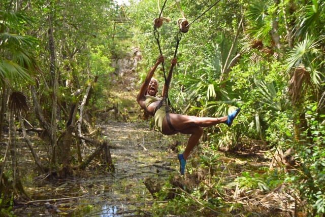 Bajando de la tirolesa