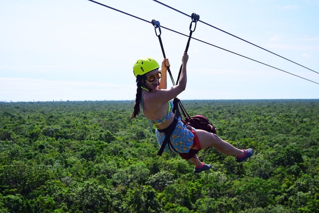 Volando en tirolina