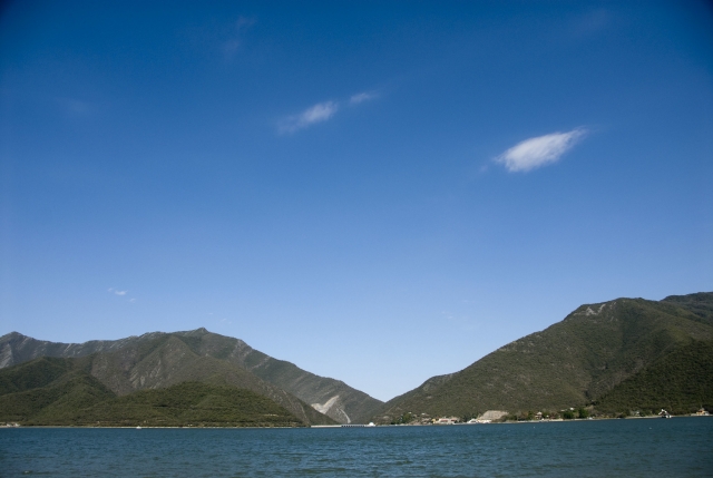 Vista hacia la presa