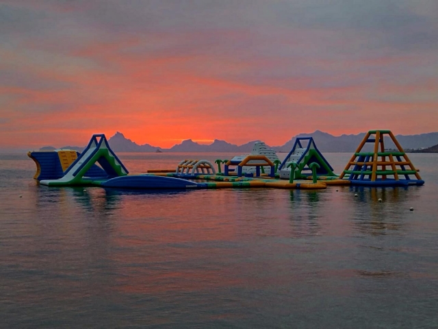 Puesta de sol y parque inflabte