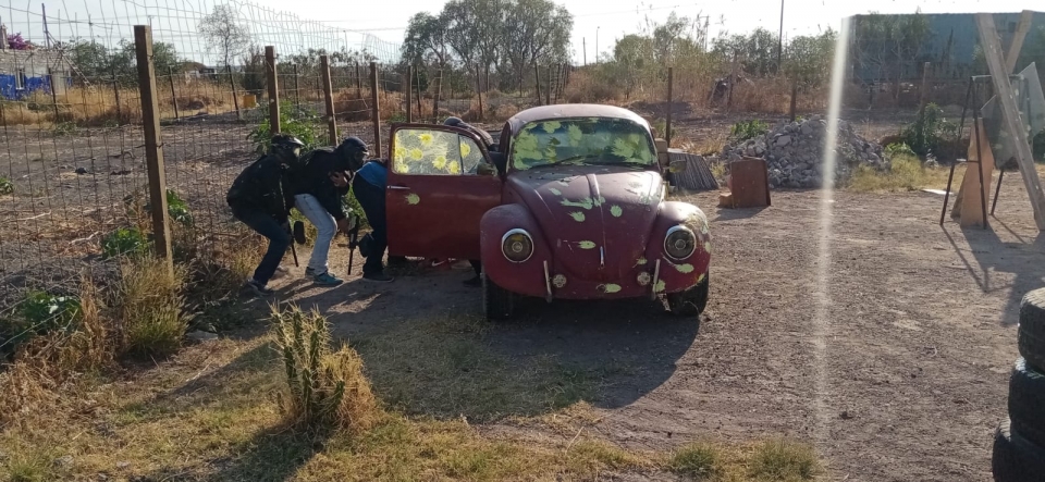 Automóvil en campo de paintball