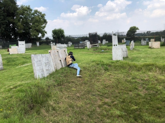 Escondiéndose en el muro