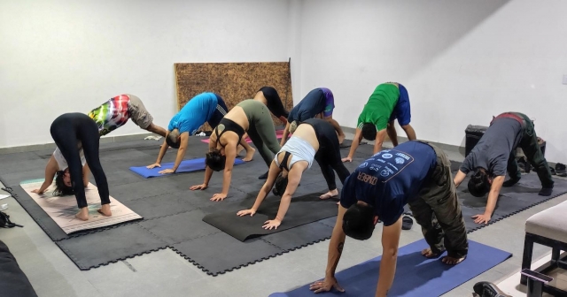 Yoga en el escalodromo