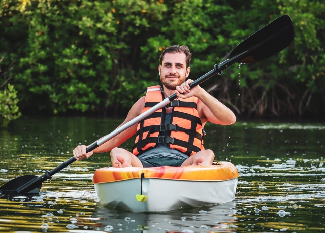 Remando entre manglaternera
