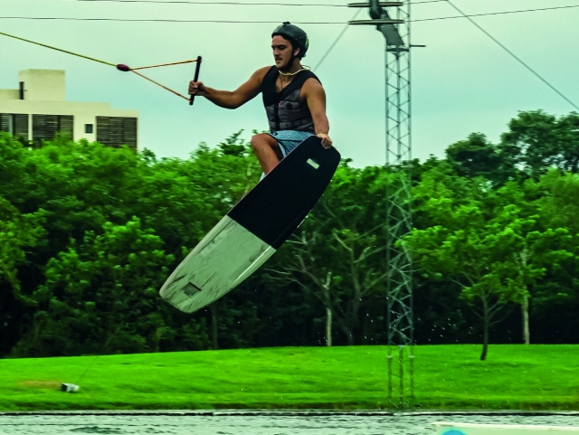 Disfrutando de la sesión de wakeboard