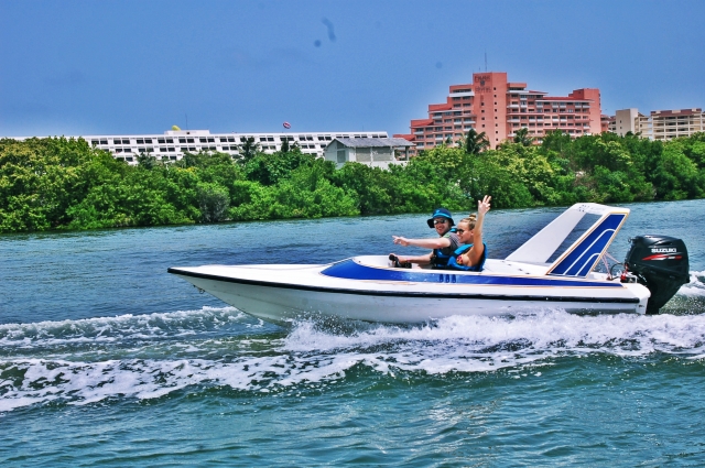 Pareja divirtiendose en lancha rapida