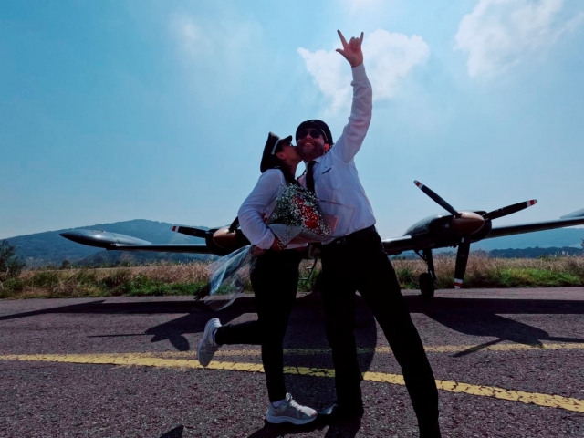 Pareja en vuelo romántico