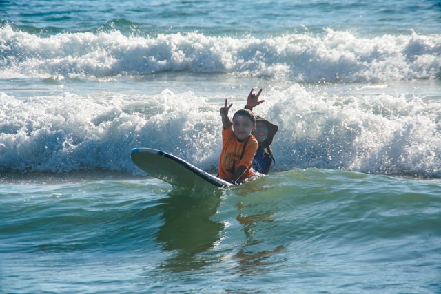Practicando surf