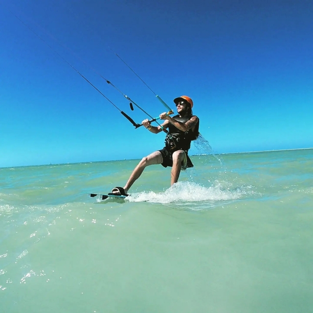 practicando kitesurf