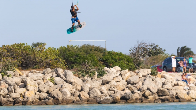 Volando en kiesurf