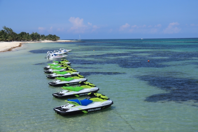 Motos de agua en el mar