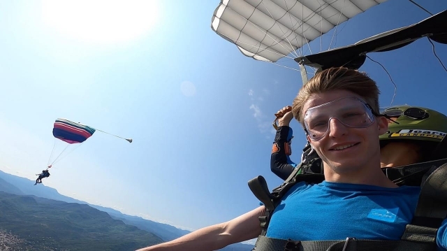 Volando con paracaídas