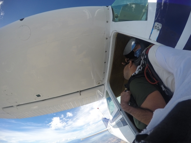 Preparandose para saltar desde avioneta