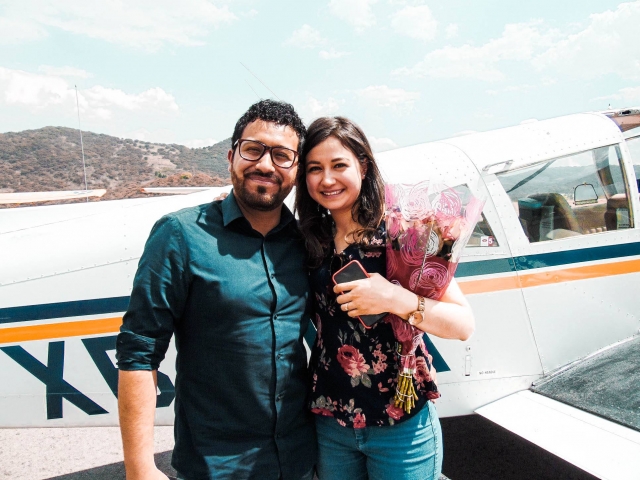 Pareja en vuelo romántico