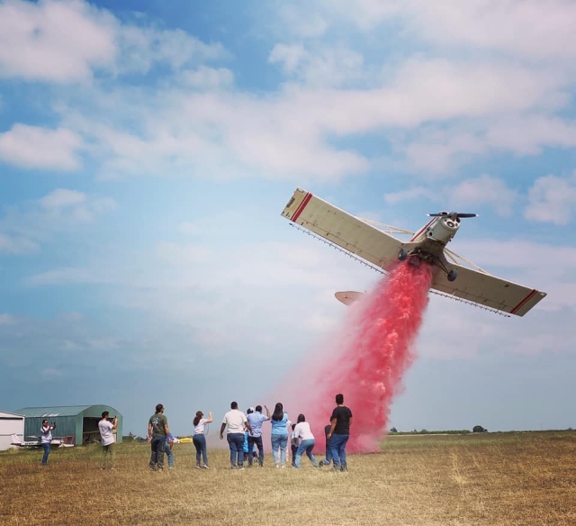 Volando con agua color rosa