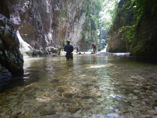 Explorando el barranco