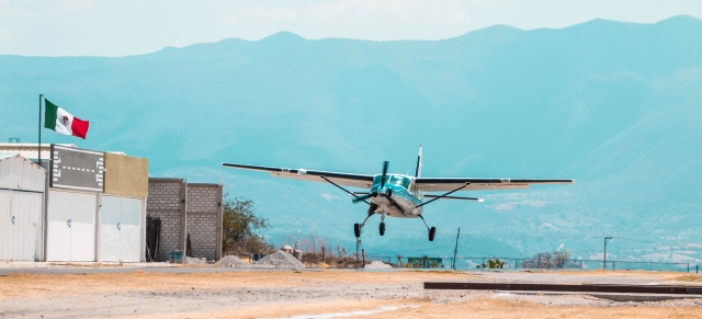 Avioneta despegando