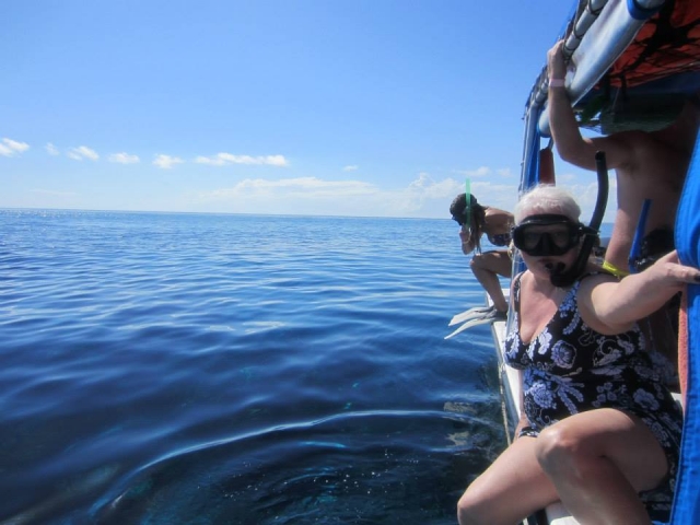 Saltando al agua para snorkel