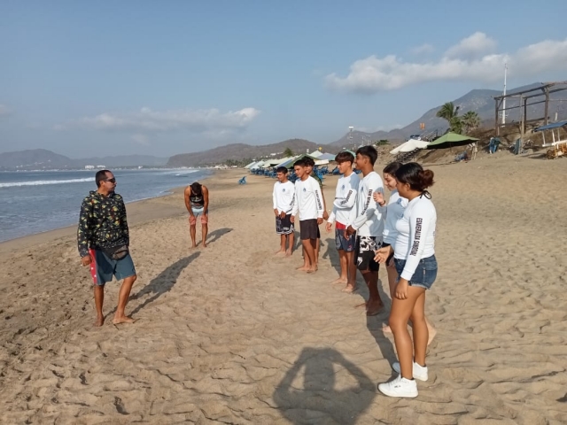 clase grupal de surfing