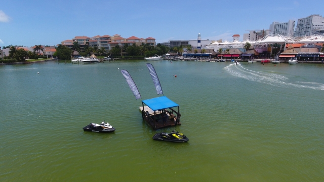 Motos acuáticas en la laguna