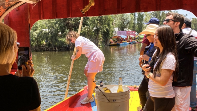 navegando en los canalererererereres de xochimilco